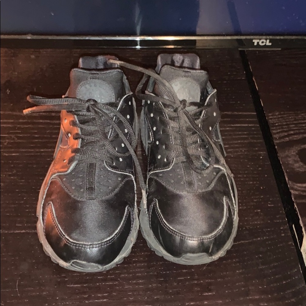 Nike Black Huaraches